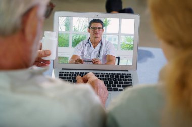 Kafkasyalı yaşlı çift evde kalıp teletıp doktorlarını arayarak laptoplarını kullanarak tıbbi danışmanlık isteyecekler.
