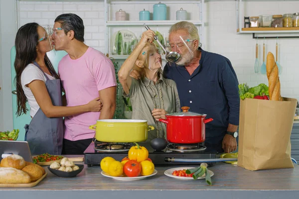 Familia Caucásica Abuelos Con Hijo Esposa Con Cara Shiend Feliz — Foto de Stock