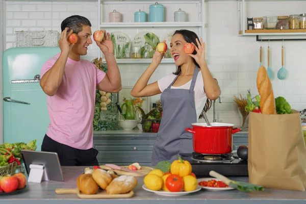 Pareja Caucásica Marido Esposa Feliz Juntos Cocinar Casa Durante Bloqueo — Foto de Stock
