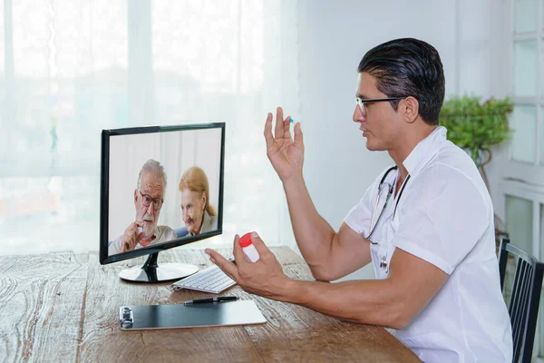 Médecin Masculin Caucasien Clinique Donnant Des Conseils Médicaux Couple Aîné — Photo