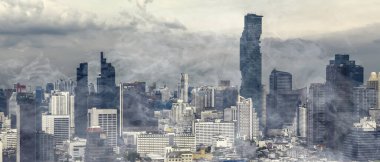 Şehirdeki binaların ve gökdelenlerin şehir manzarası şehir üzerinde 2.5 duman ve kötü kirlilik bulutuyla kaplı.