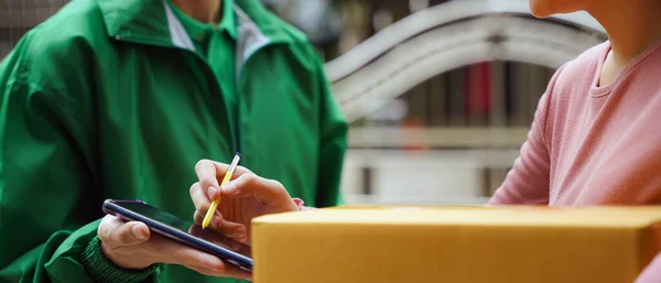 Firma Mano Mujer Teléfono Inteligente Para Recibir Paquete Del Hombre —  Fotos de Stock