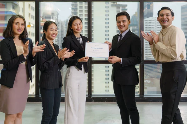 Asiático Diversos Empresários Homem Mulher Lgbt Gay Cerimônia Negócios Recieving — Fotografia de Stock