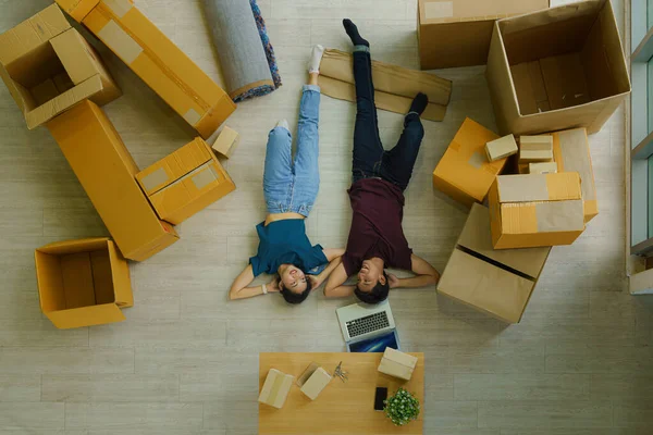 Asian Couple Getting Relax Tried Unpacking Cardboard Boxes Fro House — Stock Photo, Image