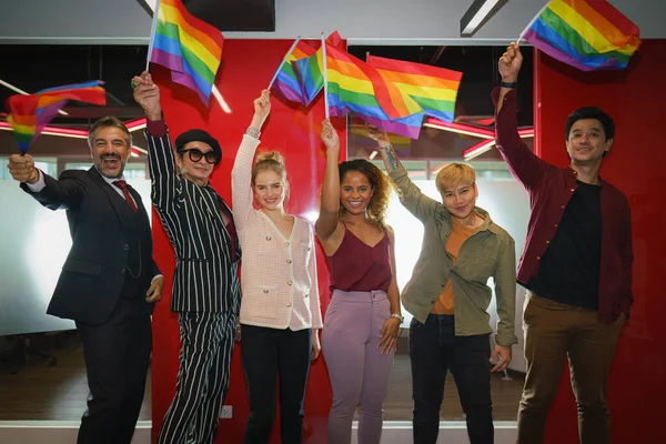 Groupe Diversifié Gens Affaires Lgbtqi Dans Bureau Affaires Avec Drapeau — Photo