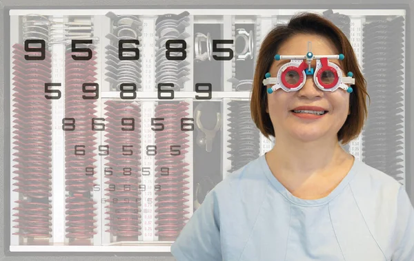 Porträtt Asiatisk Kvinna Bär Optometri Rättegång Ram Med Bakgrund Ögon — Stockfoto