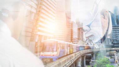 Beyaz kasklı Kafkasyalı kıdemli mühendisin iş geçmişine çoklu pozlama şehir arka planında hava treniyle örtüşen ortağıyla konuşma, şehir ulaşım planlama konsepti