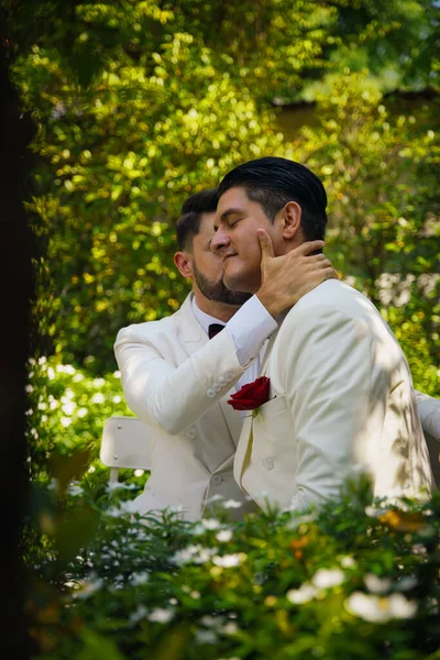 Gay Bruid Bruidegom Wit Pak Gelukkig Samen Lbgt Bruiloft Ceremonie — Stockfoto