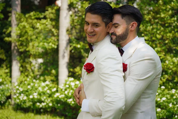 Beyaz Takım Elbiseli Eşcinsel Gelin Damat Lbgt Düğün Töreninde Birlikte — Stok fotoğraf