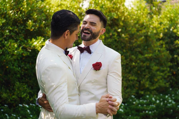 Gayové Nevěsta Ženich Bílém Obleku Šťastný Spolu Lbgt Svatební Obřad — Stock fotografie