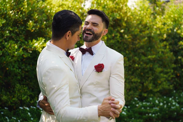 Beyaz Takım Elbiseli Eşcinsel Gelin Damat Lbgt Düğün Töreninde Birlikte — Stok fotoğraf