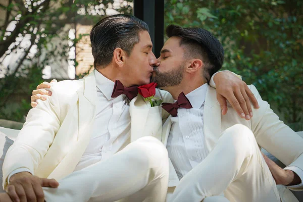 Gayové Nevěsta Ženich Bílém Obleku Šťastný Spolu Lbgt Svatební Obřad — Stock fotografie