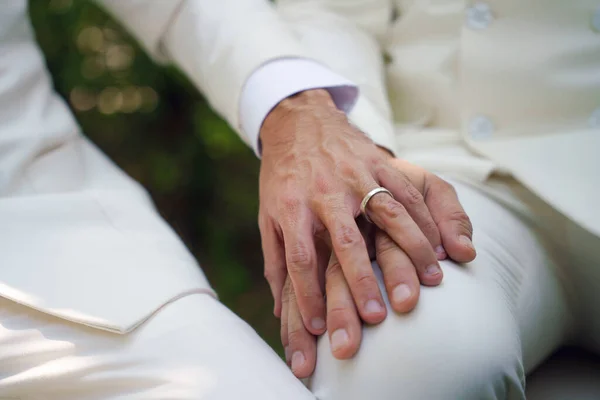 Cerca de pareja manos y anillo de boda fotos de stock, imágenes Cerca de macho gay pareja manos y anillo de boda sin royalties | Depositphotos