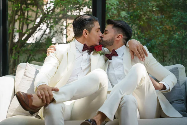 Beyaz Takım Elbiseli Eşcinsel Gelin Damat Lbgt Düğün Töreninde Birlikte — Stok fotoğraf