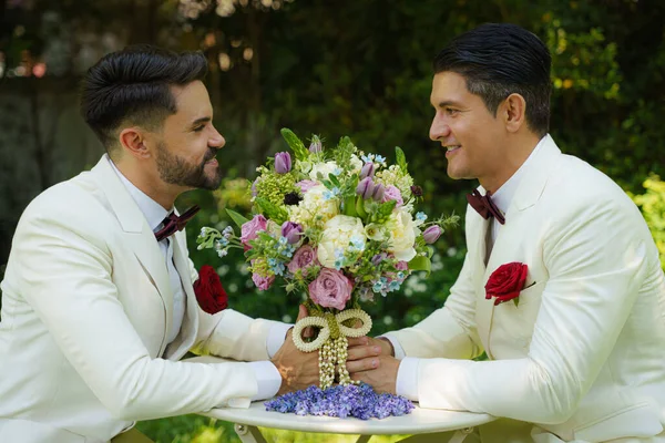 Gay Brud Och Brudgum Vit Kostym Med Blombukett Glad Tillsammans — Stockfoto