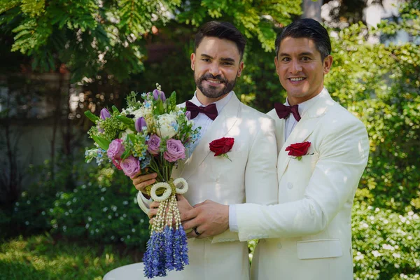 Noiva Gay Noivo Terno Branco Com Buquê Flores Feliz Juntos — Fotografia de Stock