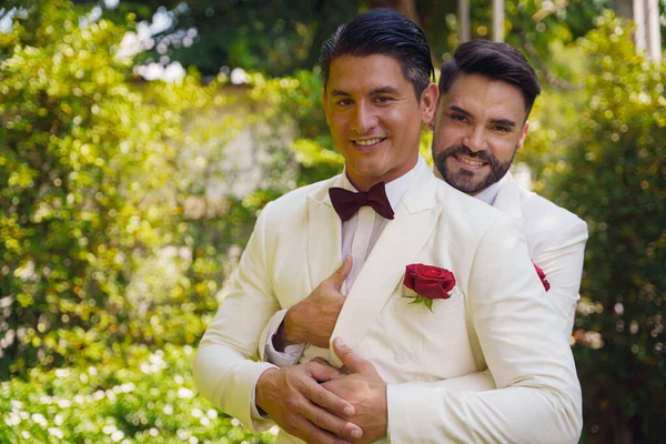 Gay Brud Och Brudgum Vit Kostym Lycklig Tillsammans Lbgt Bröllop — Stockfoto