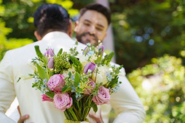 Bulanık LGBT 'li çiçek buketi eşcinsel gelin düğün töreninde seçici bir damat