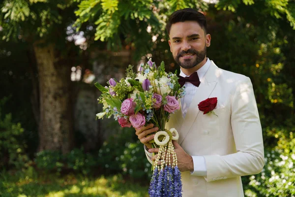 Beyaz takım elbiseli eşcinsel gelin ve damat LBGT 'nin düğün töreninde birlikte mutlular.
