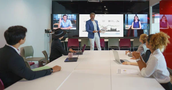 Keragaman Orang Bisnis Memiliki Pertemuan Bisnis Dan Video Konferensi Ruang — Stok Foto