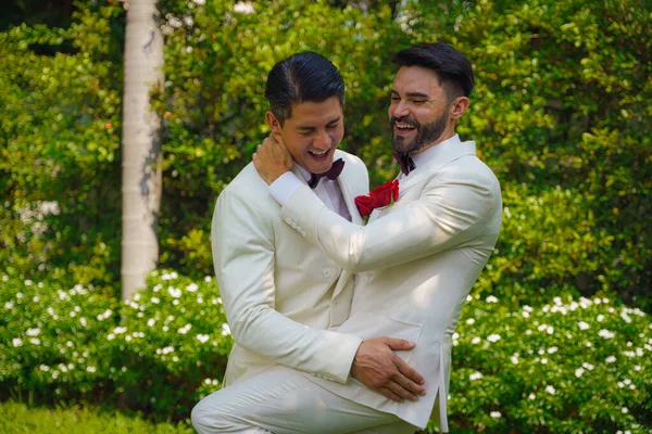 Beyaz Takım Elbiseli Eşcinsel Gelin Damat Lbgt Düğün Töreninde Birlikte — Stok fotoğraf