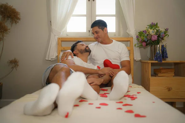 Lgbt Beyaz Eşcinsel Bir Çiftle Evli Yatak Odasında Romantik Anlar — Stok fotoğraf