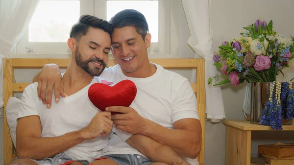 Lgbt Verheiratet Kaukasischen Homosexuellen Paar Mit Romantischen Moment Zusammen Schlafzimmer — Stockfoto