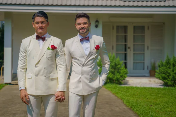 Gay Noiva Noivo Branco Terno Feliz Juntos Lbgt Casamento Cerimônia — Fotografia de Stock