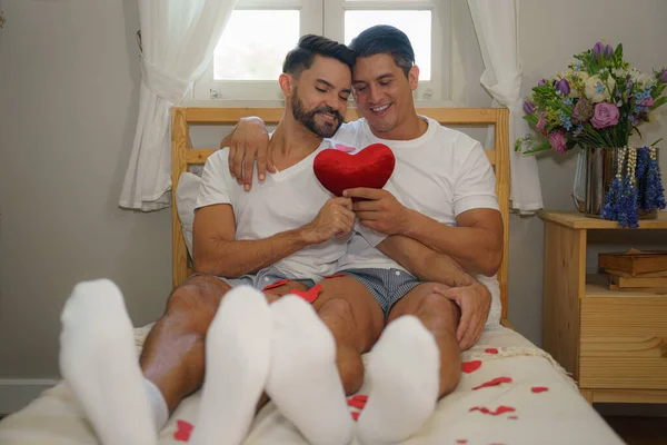 Lgbt Casado Caucasiano Gay Casal Ter Romântico Momento Juntos Quarto — Fotografia de Stock