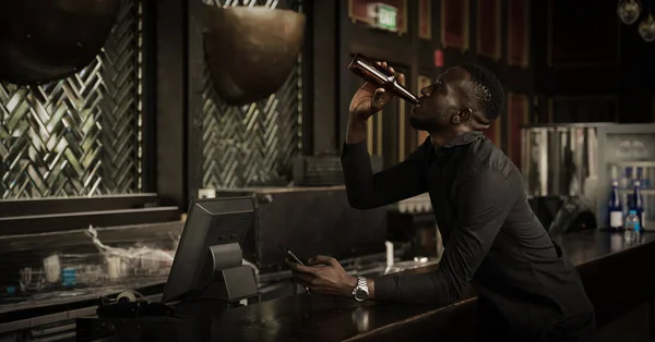 Afrikansk Amerikansk Affärsman Slappna Och Njuta Dricka Flaska Counter Bar — Stockfoto