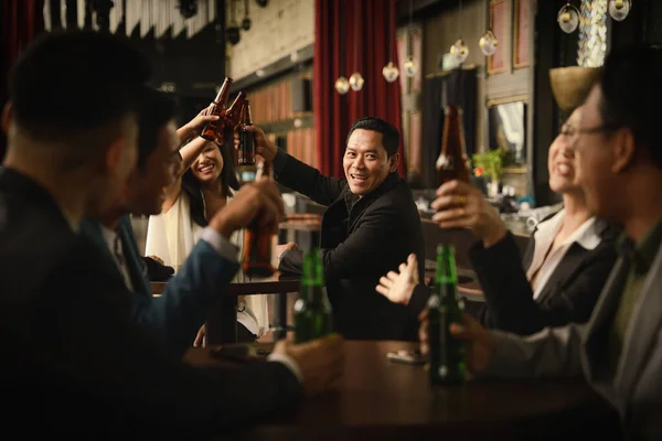 アジアのビジネスマンがビールのボトルを乾杯し 一緒にビジネスラウンジやクラブで友情を祝う — ストック写真