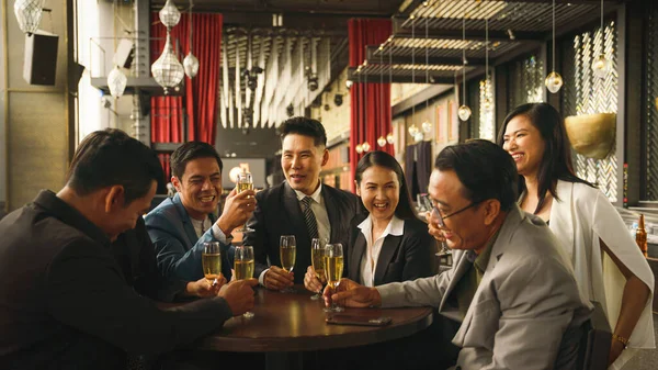 Asiatiska Affärsmän Att Kul Dricka Vin Eller Champagne Och Prata — Stockfoto