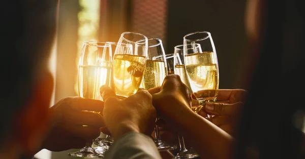 Händer Som Håller Ihop Glas Vin Eller Champagne För Att — Stockfoto