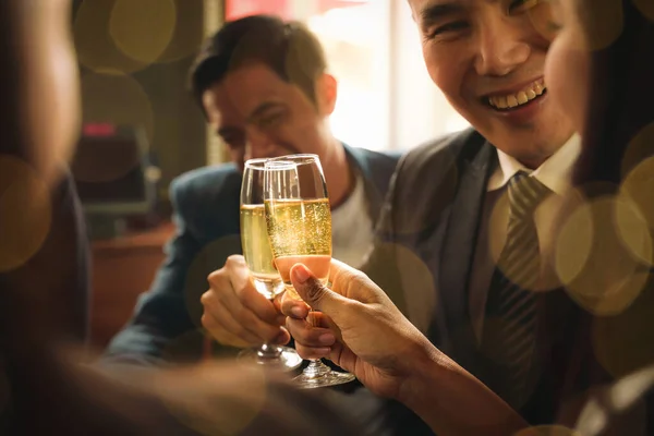 Asiatique Entreprise Couple Toasting Clinking Vin Champagne Ensemble Pour Célébrer — Photo