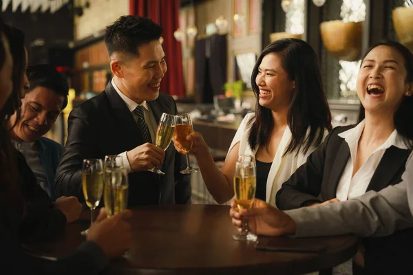 Asiatique Couple Affaires Toasting Clinking Vin Champagne Ensemble Pour Célébrer — Photo