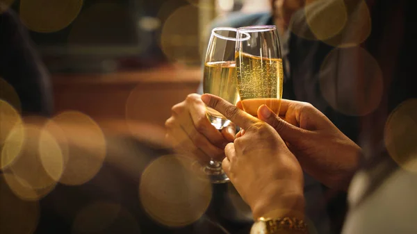 Händer Som Håller Ihop Glas Vin Eller Champagne För Att — Stockfoto