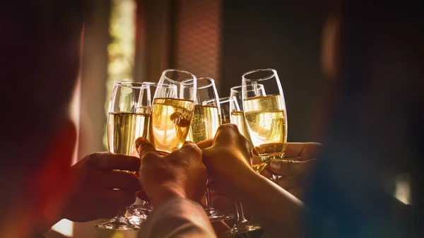 Händer Toasing Och Klinkande Glas Vin Eller Champagne Tillsammans För — Stockfoto