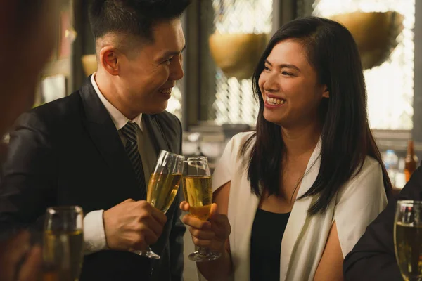 Asiatique Entreprise Couple Toasting Clinking Vin Champagne Ensemble Pour Célébrer — Photo