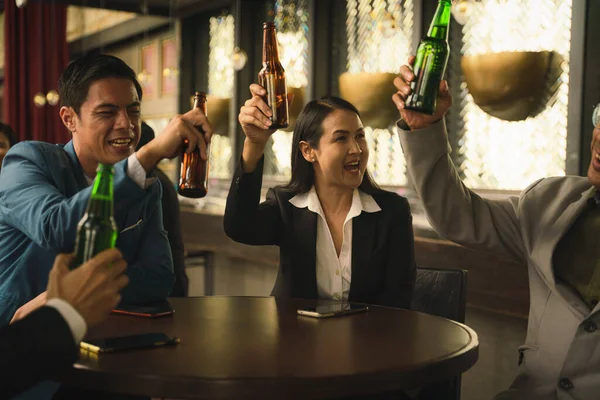 Asiatiques Hommes Affaires Griller Cliquetis Bouteille Bière Ensemble Pour Célébrer — Photo