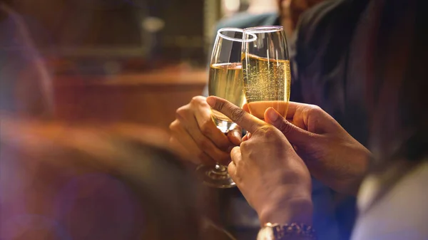 Händer Som Håller Ihop Glas Vin Eller Champagne För Att — Stockfoto