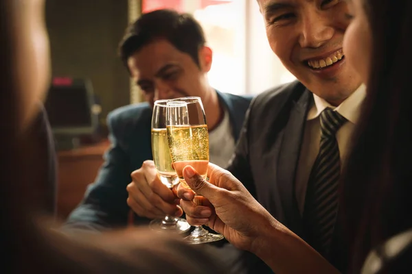 Asiatiska Företag Par Skålar Och Klinkande Vin Eller Champagne Tillsammans — Stockfoto