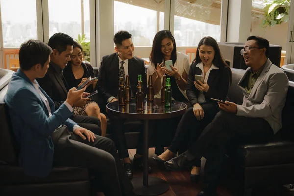 Asiatiques Hommes Affaires Cliquetis Bouteille Bière Parler Ensemble Pour Célébrer — Photo