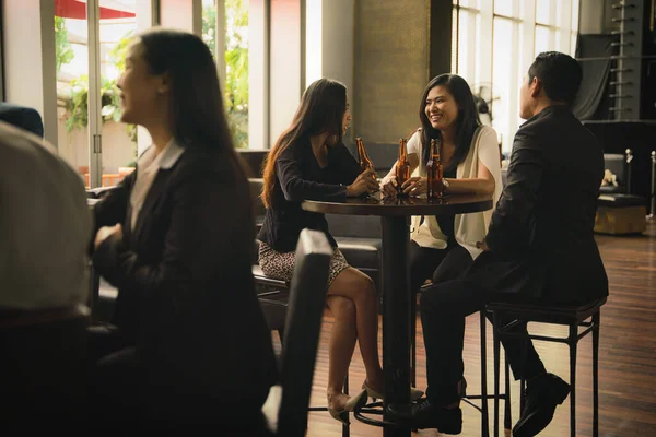 Asiáticos Empresários Divertindo Bebendo Cerveja Conversando Juntos Para Celebrar Amizade — Fotografia de Stock