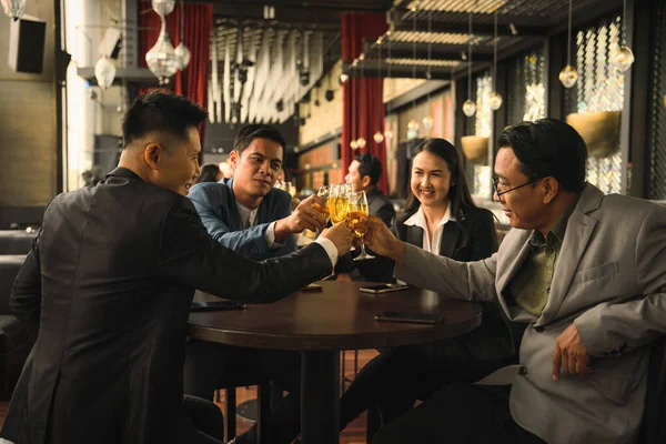 Asiatiska Affärsmän Skålar Och Klinkar Vin Eller Champagne Tillsammans För — Stockfoto