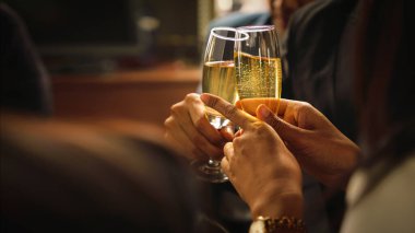 Ellerinde şarap kadehleri ya da şampanya tutarken arkadaşlığımızı kutlamak için tokuşturup tokuşturuyoruz.