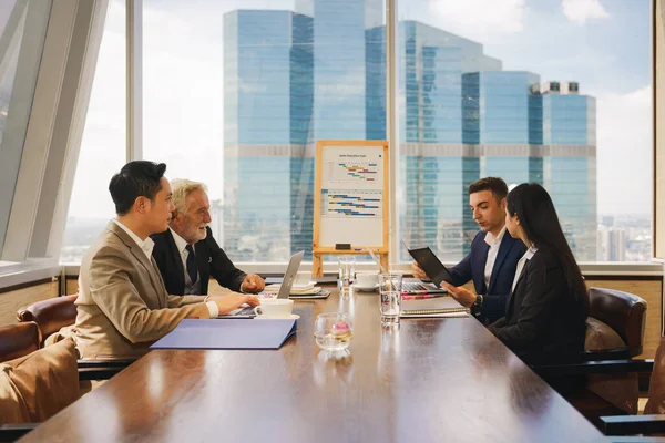 Cuacasian Azjatyckich Biznesmenów Mają Spotkanie Dyskusję Biznesową Zarządzie Dla Biznesu — Zdjęcie stockowe