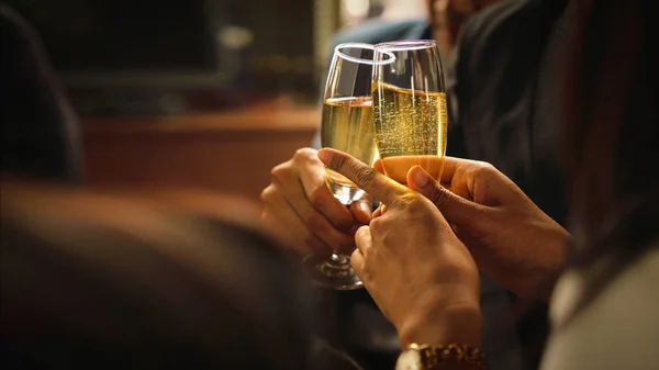 Händer Som Håller Ihop Glas Vin Eller Champagne För Att — Stockfoto