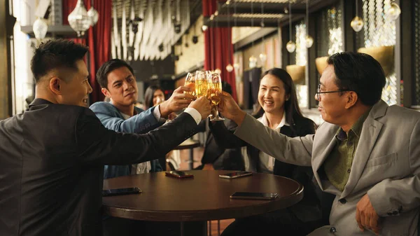 Asiatiska Affärsmän Skålar Och Klinkar Vin Eller Champagne Tillsammans För — Stockfoto