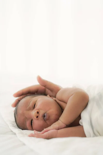 Afro Americano Recém Nascido Bebê Deitado Cama Branca — Fotografia de Stock