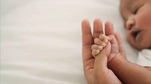 Afrikanisch Amerikanische Neugeborene Hand Hält Mutter Finger Auf Weißem Bett — Stockfoto
